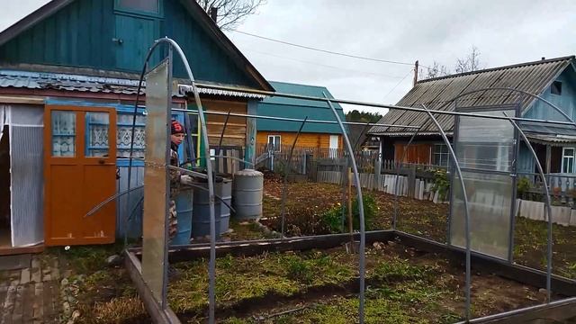 Купил дачу! Готовлю дачу к зиме. Установка теплицы из поликарбоната на брус смотреть онлайн