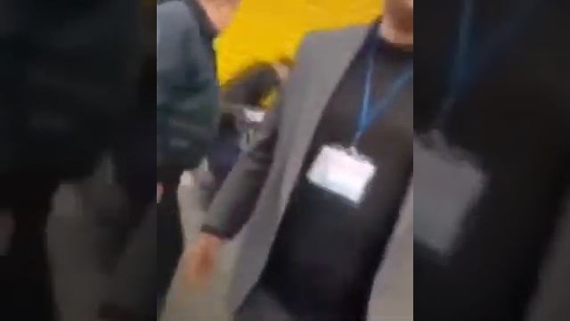“СЛЫШЬ, Я СКАЗАЛ, УХОДИ!” В ЗАПОРОЖЬЕ ВОЗЛЕ “АШАНА” ОХРАННИК ПРОГОНЯЛ МУЗЫКАНТА смотреть онлайн