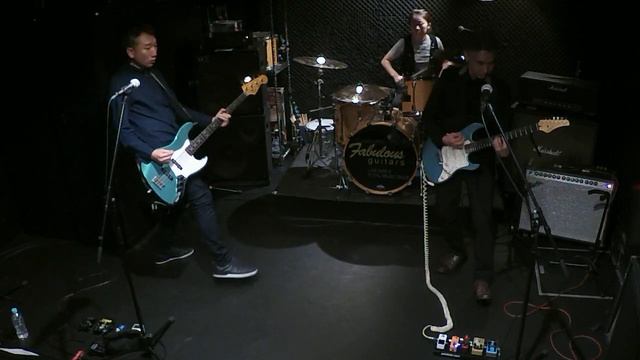 THE SURF COASTERS / Ultra Q's Theme смотреть онлайн