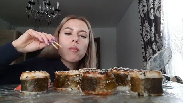 ПЕРВЫЙ МУКБАНГ В НОВОМ 2022 ГОДУ? САМЫЕ ВКУСНЫЕ В ГОРОДЕ РОЛЛЫ И ГУНКАНЫ? смотреть онлайн