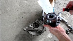 Замена подшипника передней ступицы Toyota RAV4 2,0 Тойота РАВ 4 2011 года