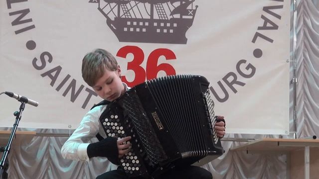 Ой да ты, калинушка (Русская народная песня). Играет Матвей Ларов.