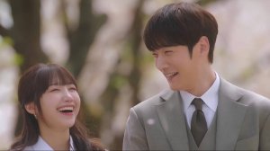 Прокурор влюбился в девушку, которая превращается в пожилую женщину [клип ‘Она разная днем и ночью’]