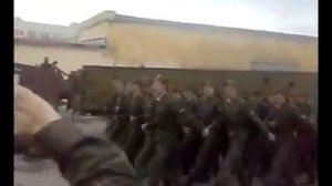 Армия поёт «Кто проживает на дне океана?»