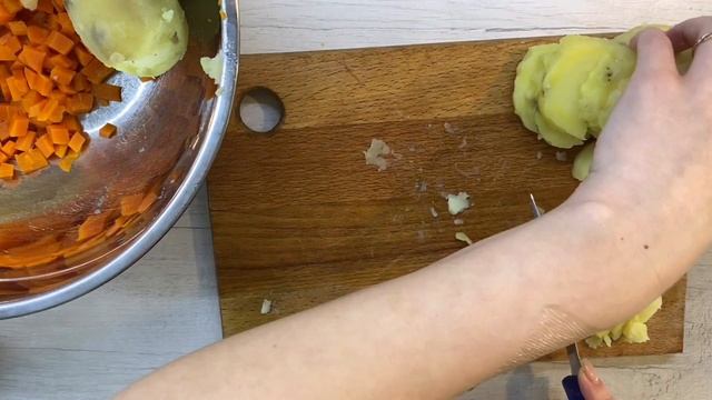 Оливье с курицей. Рецепт салата на Новый Год и Рождество. смотреть онлайн