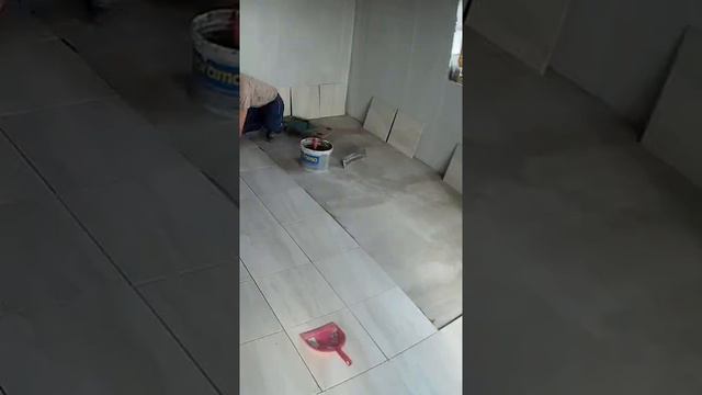 Как уложить керамогранит на стяжку теплого пола #SHORTS смотреть онлайн