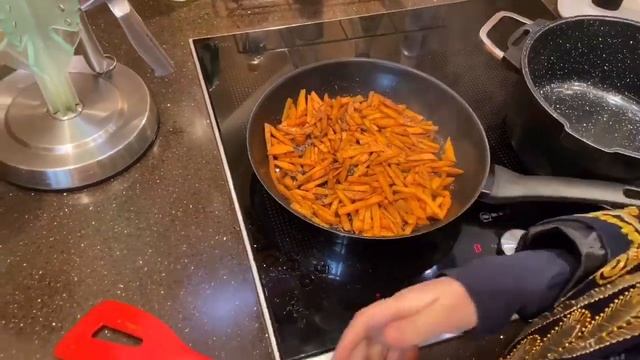 Вегетарианский плов по-восточному с сухофруктами и салат из свежих овощей смотреть онлайн