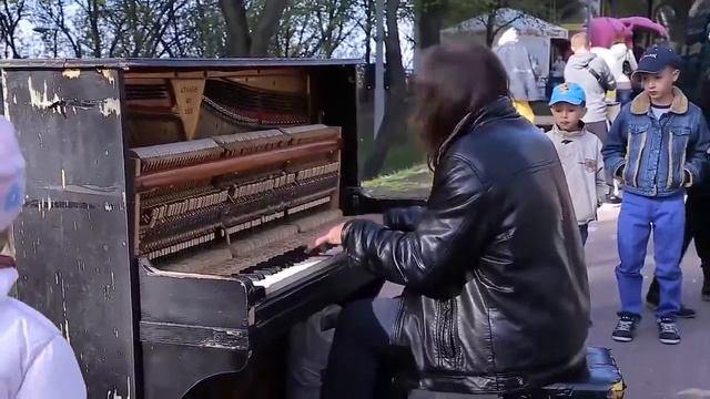 Уличный пианист играет как виртуоз смотреть онлайн