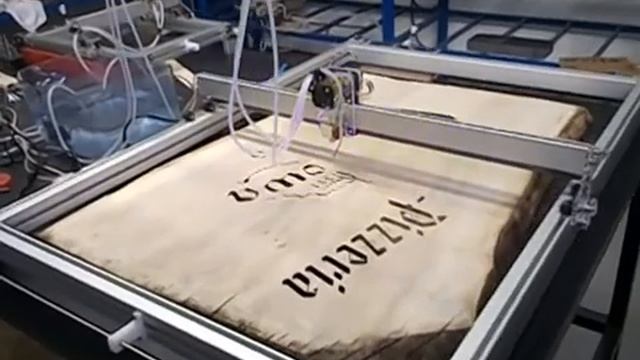 Гравировка большой рекламной доски на лазерном плоттере 100х70см с лазером 6 ватт смотреть онлайн