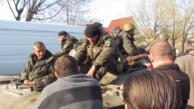 Украинские БМД в Краматорске (Старый город) смотреть онлайн