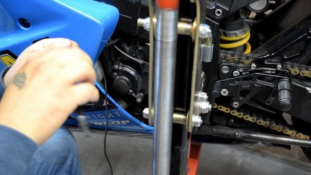 Quick shifter install - GSXR 1000 K3 Rizla смотреть онлайн