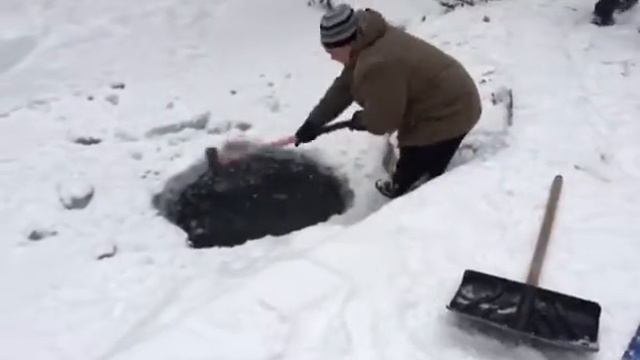 Разбираем лёд для проруби