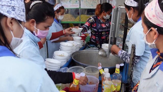 Rush Hour!! Factory Workers Having Fast Food Before Working Overtime - Khmer Food @yumyumsiblings20 смотреть онлайн