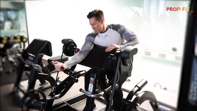 Сгибание руки на скамье Скотта в тренажере нагружаемом дискми поочередно смотреть онлайн