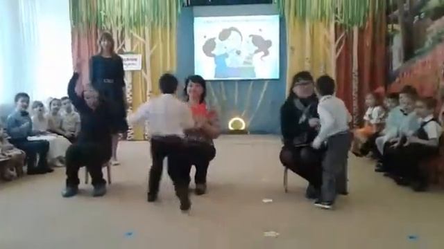 Утренник на 8 марта. Игра с мамами «Поцелуйчики для мамы» смотреть онлайн