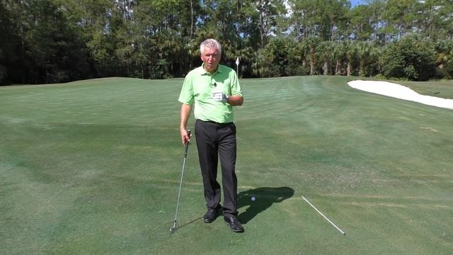HOW TO CHIP A GOLF BALL ONTO THE GREEN - SIMPLE TIPS TO HELP YOU CHIP GOLF BALL BETTER смотреть онлайн