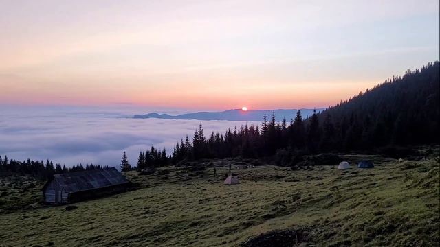 Утро в горах. Восход солнца. Карпаты. Природа просыпается. смотреть онлайн