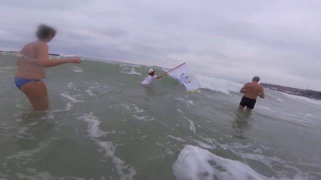 Внимание! Опасно! В холодном море в Одессе сегодня было так. Танкер не помеха. смотреть онлайн