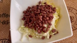 Свежий салат из пекинской капусты с фасолью, яйцами и огурцом.