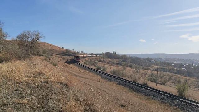 Грузовой поезд с тепловозом 2ТЭ25К в окрестности города Светлограда