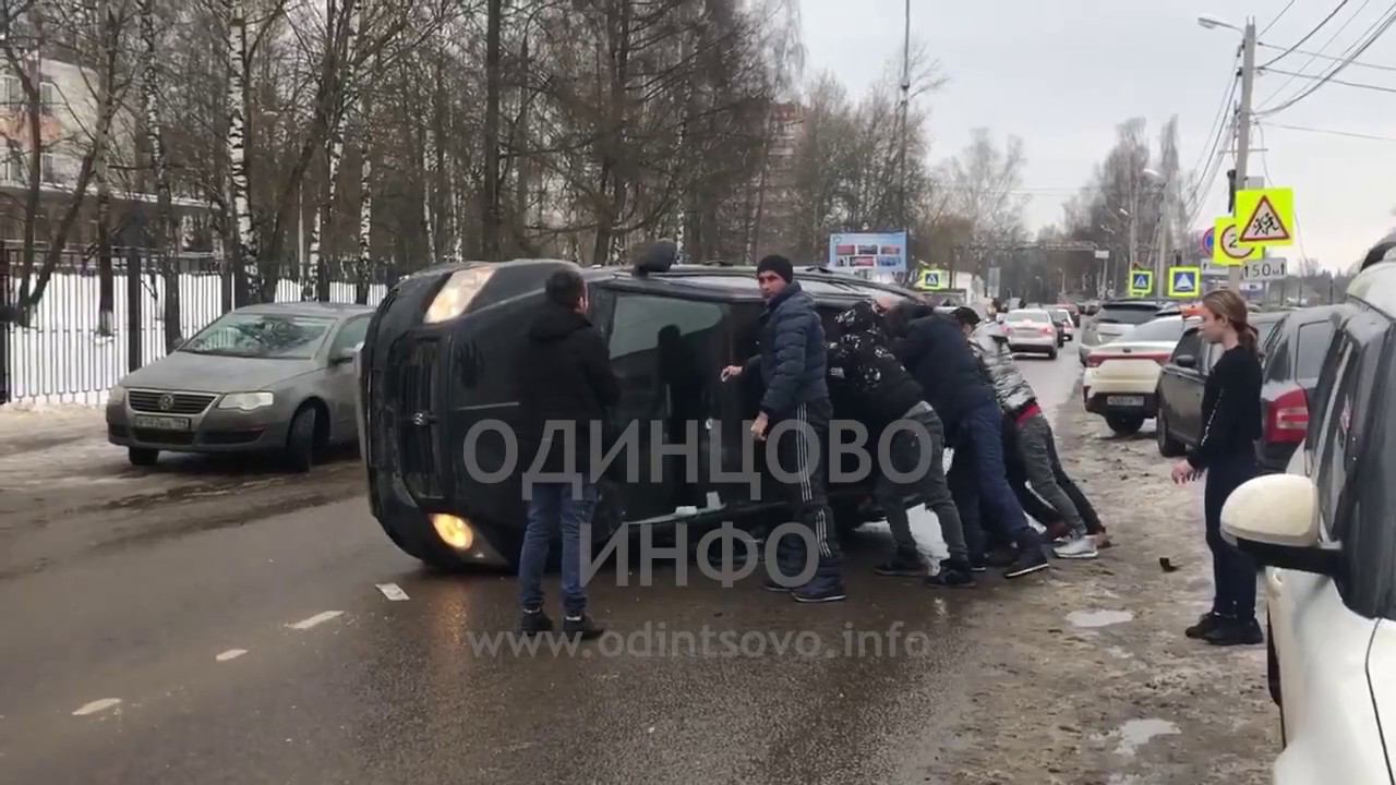 Dodge Caliber перевернулся в результате дтп в Городке-17 смотреть онлайн