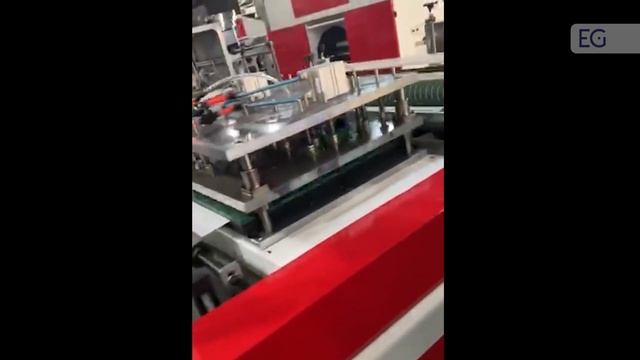 Видео работы станка для производства одноразовых накидок ZR-N600 смотреть онлайн