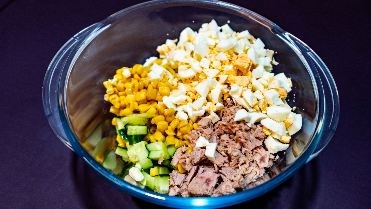 Салат с тунцом и кукурузой | Простой и вкусный салат смотреть онлайн