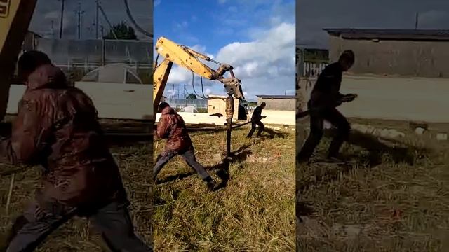 Вкручивание сваи в известковый грунт (камни), машина + люди смотреть онлайн