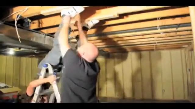 Как повесить друга с помощью жидких гвоздей смотреть онлайн