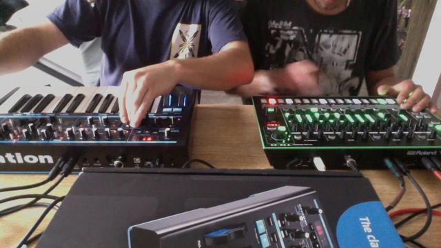 Roland TR-8 & Novation Bass Station Live Video 001 смотреть онлайн
