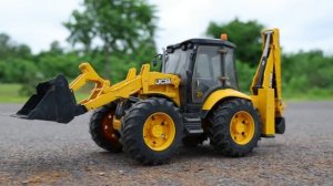 Синий самосвал кувырнулся в реку