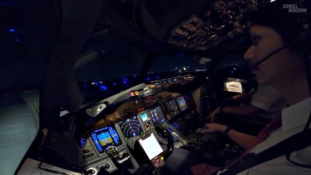 SOEKARNO - HATTA // TAKE OFF RUNWAY 25L // COCKPIT VIEW CGK - DPS смотреть онлайн