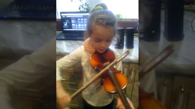 Диана,7 лет. Играет и сочиняет на слух под минус смотреть онлайн