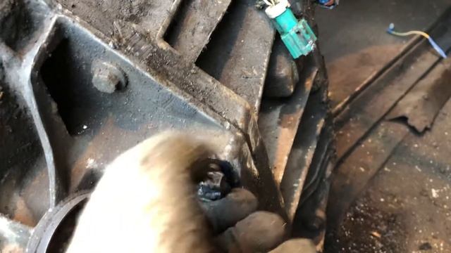 Правильный способ как выкрутить болт у которого слизало шляпку смотреть онлайн