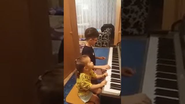 Как мы с сестренкой проводим вечера , играя на пианино) смотреть онлайн