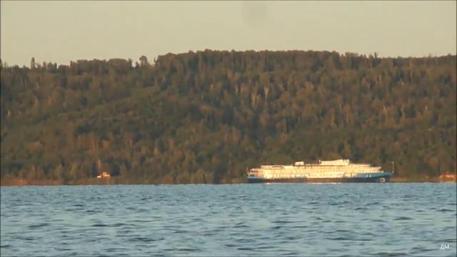 Теплоход Н А Некрасов идёт вверх по Волге на Белом Яре 15 08 2022г смотреть онлайн