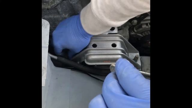 DIY Replacing a bad Motor Mount on a Chevy Cobalt 2005-2010 смотреть онлайн