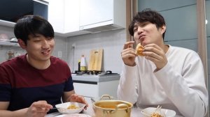 КОРЕЕЦ ВПЕРВЫЕ ПРОБУЕТ НАШИ КОЛБАСЫ ХАЛЯЛЬ/УТРО КОРЕЙСКИХ ПАРНЕЙ/НИКОЛАЙ ПО-КОРЕЙСКИ