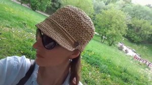 Стильная вязаная кепка из рафии .