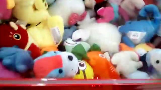 Вытаскиваем игрушки из автомата смотреть онлайн