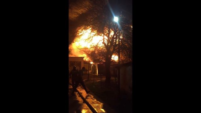 Пожар в Таганроге 8 апреля 2018 гостиница Вишнёвый сад смотреть онлайн