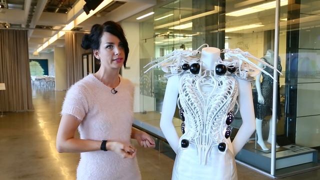 The Spider Dress That Reacts To Personal Space Invaders смотреть онлайн