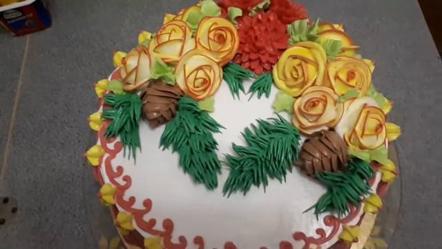 Бисквитный торт, украшен БЗК, творожно-сметанный крем, с вишней и малиной смотреть онлайн