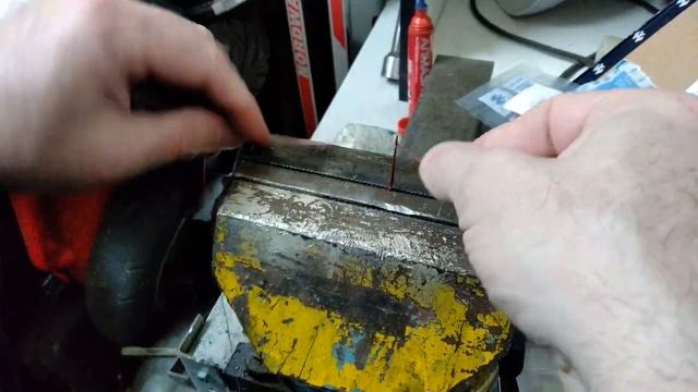 Зингер Singer Zinger швейная машинка 1911 года. Заправляем челнок "пуля" и полируем новую иглу. смотреть онлайн