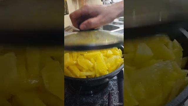 жареная картошка с мясом луком на растительном масле