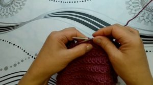 Женская шапка спицами.