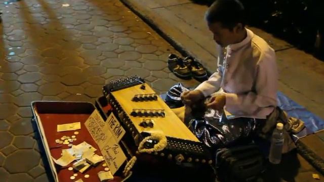 Тайский мальчик играет на Walking Street смотреть онлайн