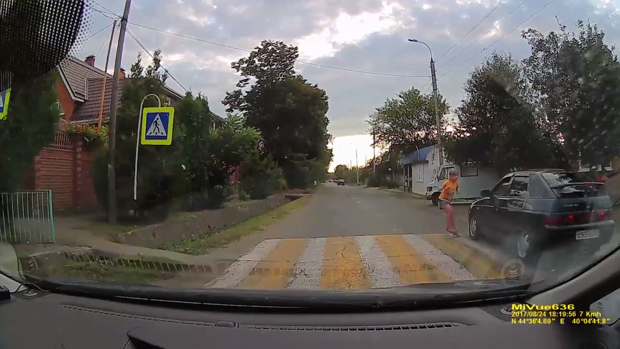 Чуть не сбил детей на переходе смотреть онлайн
