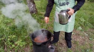 Макароны с мясом по-татарски в казане на костре.