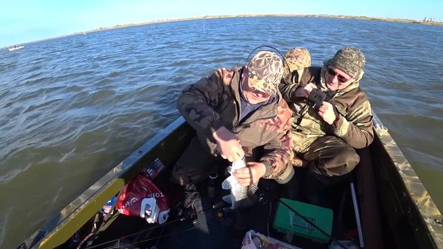 РЫБАЛКА НА ДОНУ! Судак на джиг с лодки! Рыбалка на судака! ОСЕННЯЯ РЫБАЛКА! смотреть онлайн